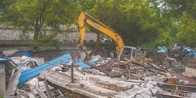 轻飘飘彩钢瓦大风吹落隐患大-广州市增城区新沙大道北308处彩钢瓦屋顶(图1)