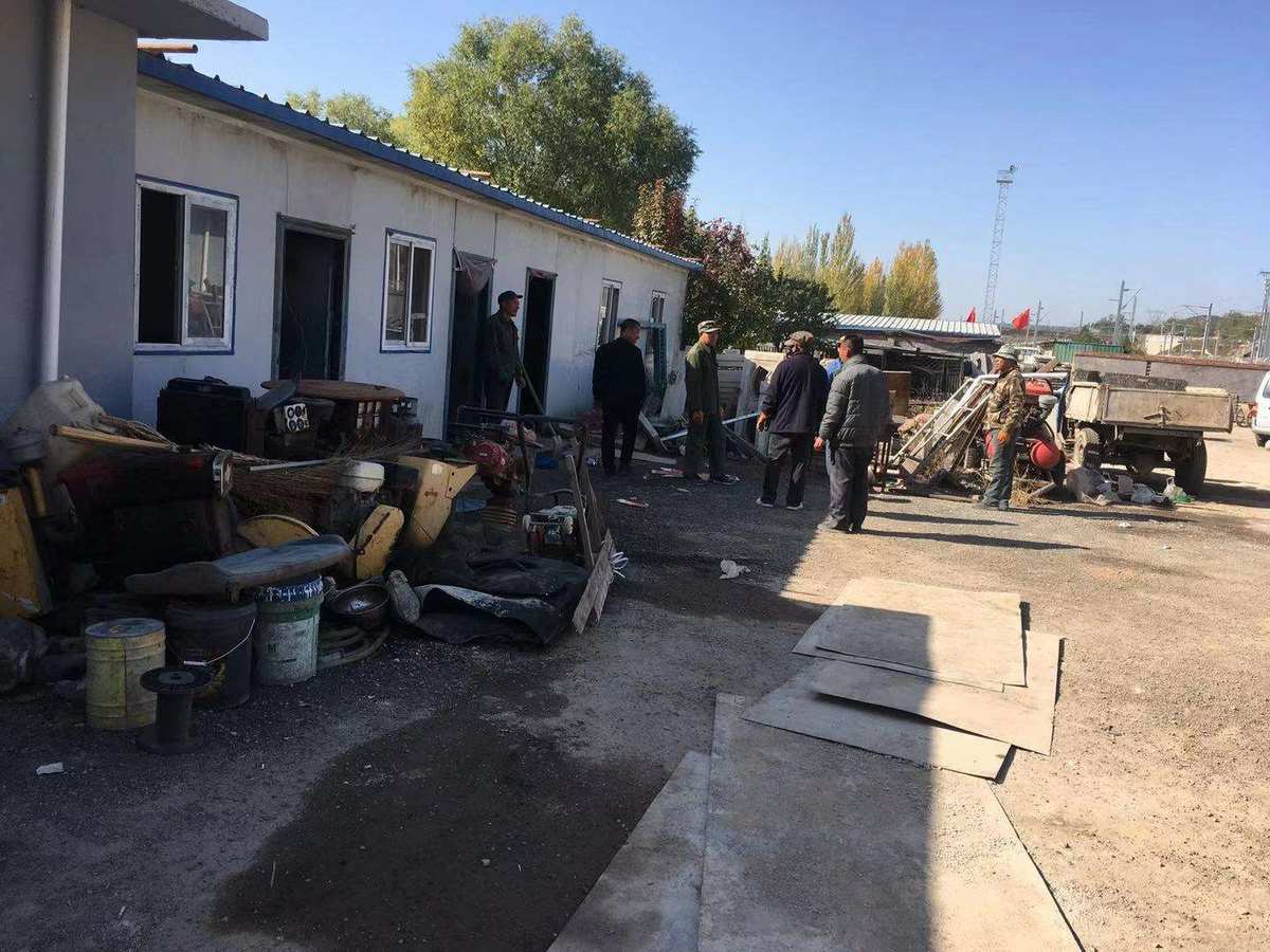 轻飘飘彩钢瓦大风吹落隐患大-广州市增城区新沙大道北308处彩钢瓦屋顶(图2)