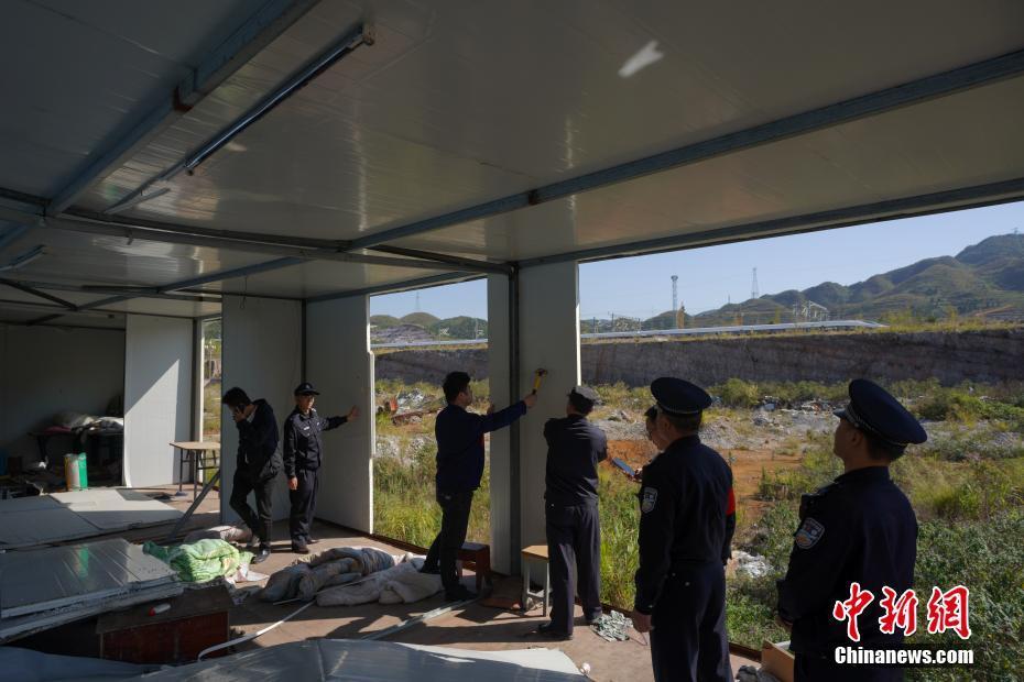 轻飘飘彩钢瓦大风吹落隐患大-广州市增城区新沙大道北308处彩钢瓦屋顶(图4)