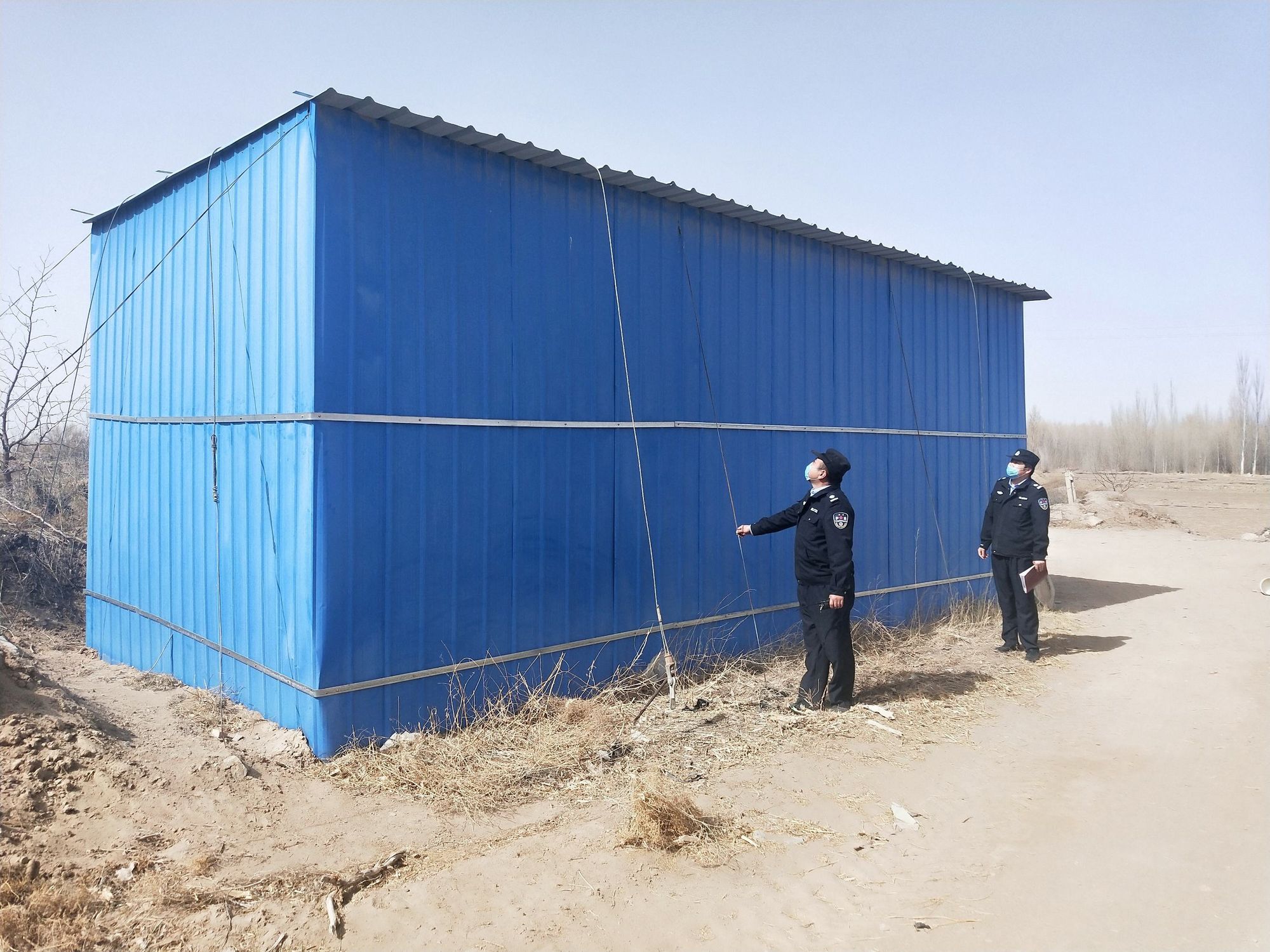 轻飘飘彩钢瓦大风吹落隐患大-广州市增城区新沙大道北308处彩钢瓦屋顶(图6)