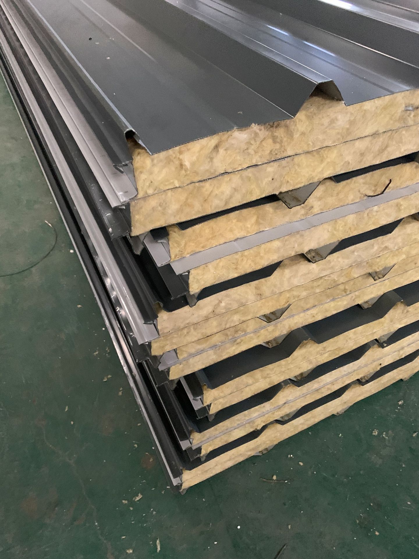 廊坊荣科保温材料有限公司--彩钢瓦岩棉板(图4)