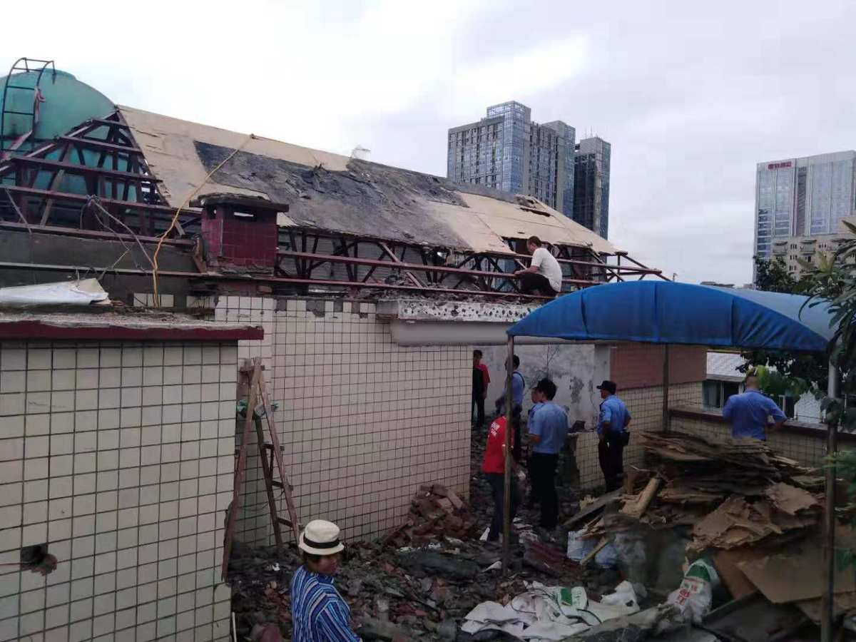 聚龙花园8号楼顶违建别墅存在近20年(图1)