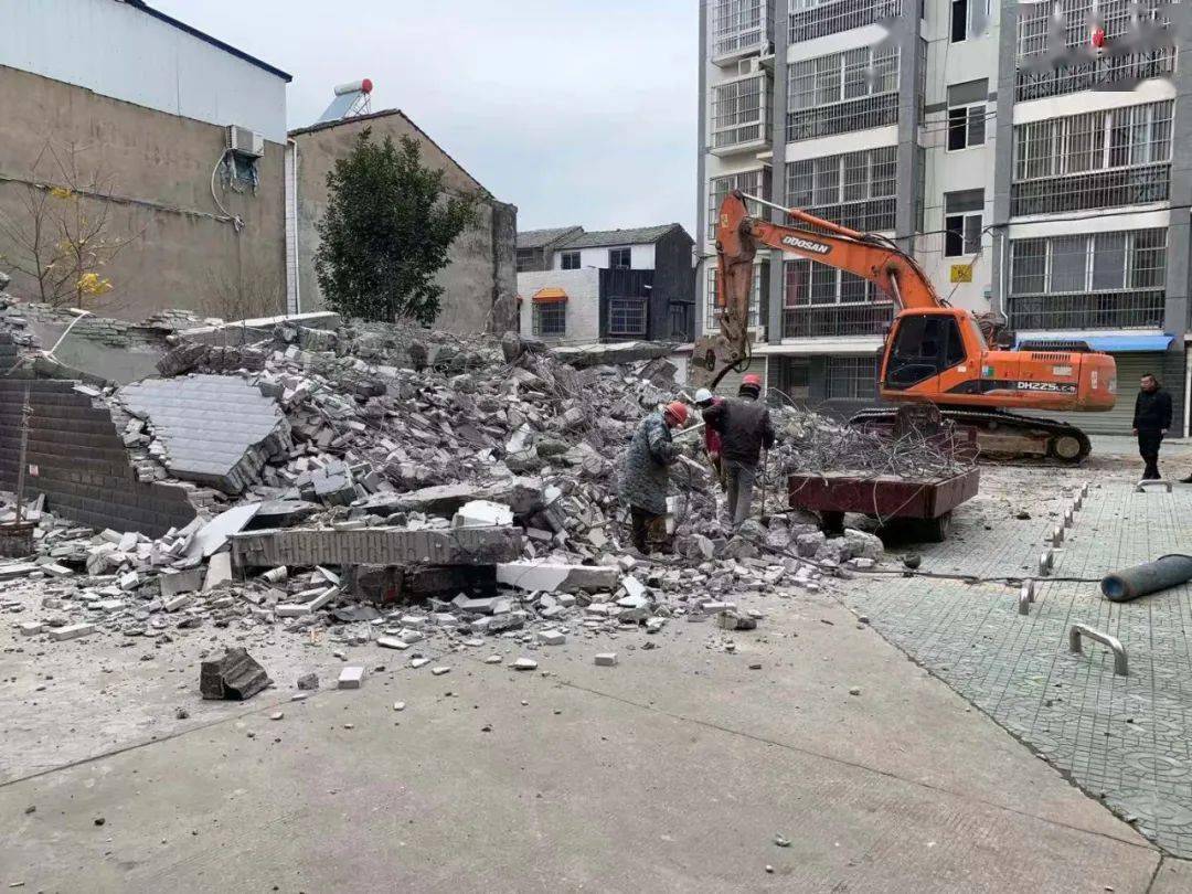 聚龙花园8号楼顶违建别墅存在近20年(图2)