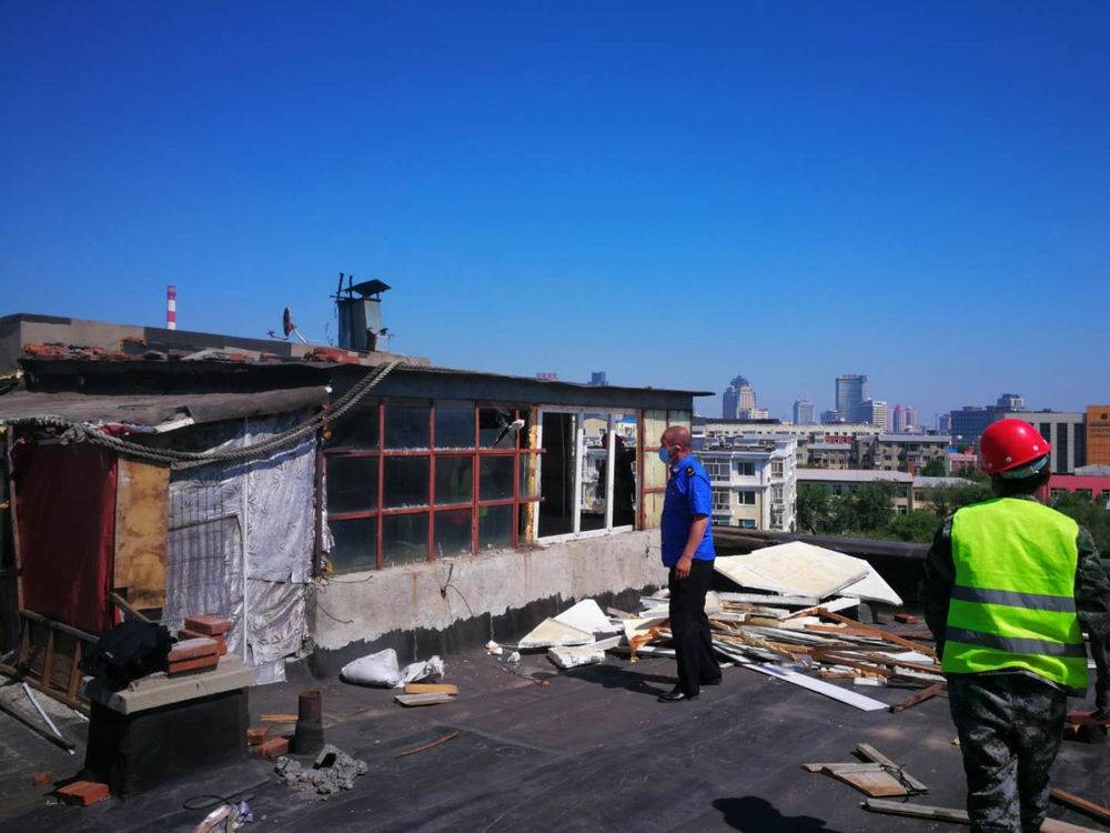 聚龙花园8号楼顶违建别墅存在近20年(图3)