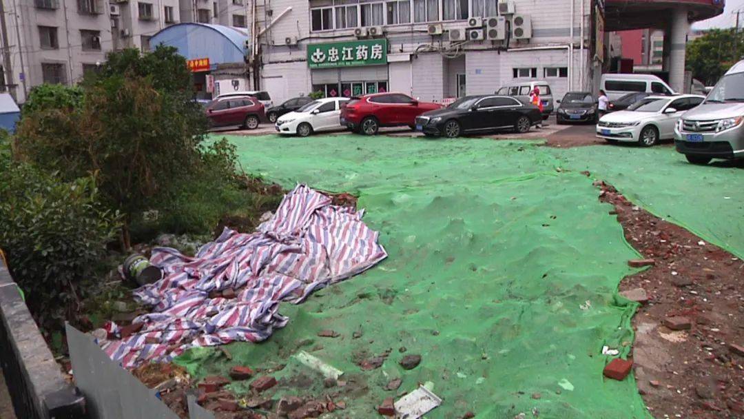 西城区滨河里甲17号院平房居民给白纸坊街道综合行政执法队送来锦旗(图1)