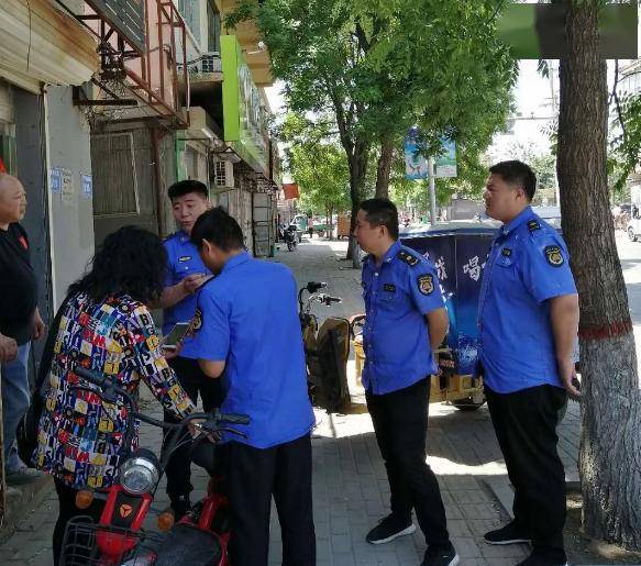 西城区滨河里甲17号院平房居民给白纸坊街道综合行政执法队送来锦旗(图3)