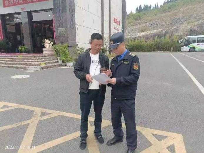 西城区滨河里甲17号院平房居民给白纸坊街道综合行政执法队送来锦旗(图4)