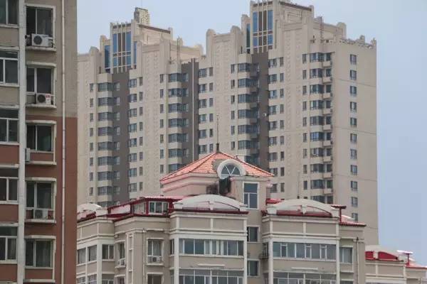 哈市一小区楼顶私建100㎡大棚居民担心地说(图1)