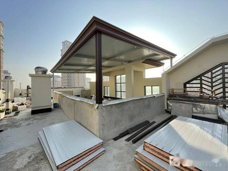 哈市一小区楼顶私建100㎡大棚居民担心地说(图3)