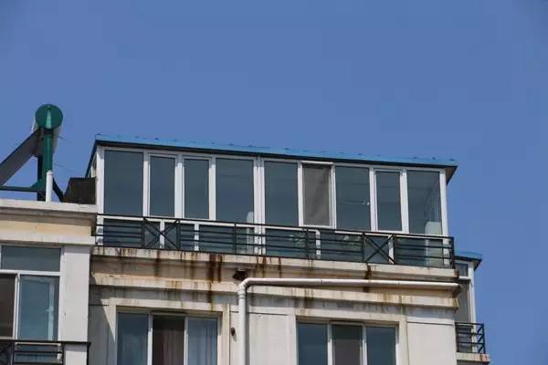 哈市一小区楼顶私建100㎡大棚居民担心地说(图8)