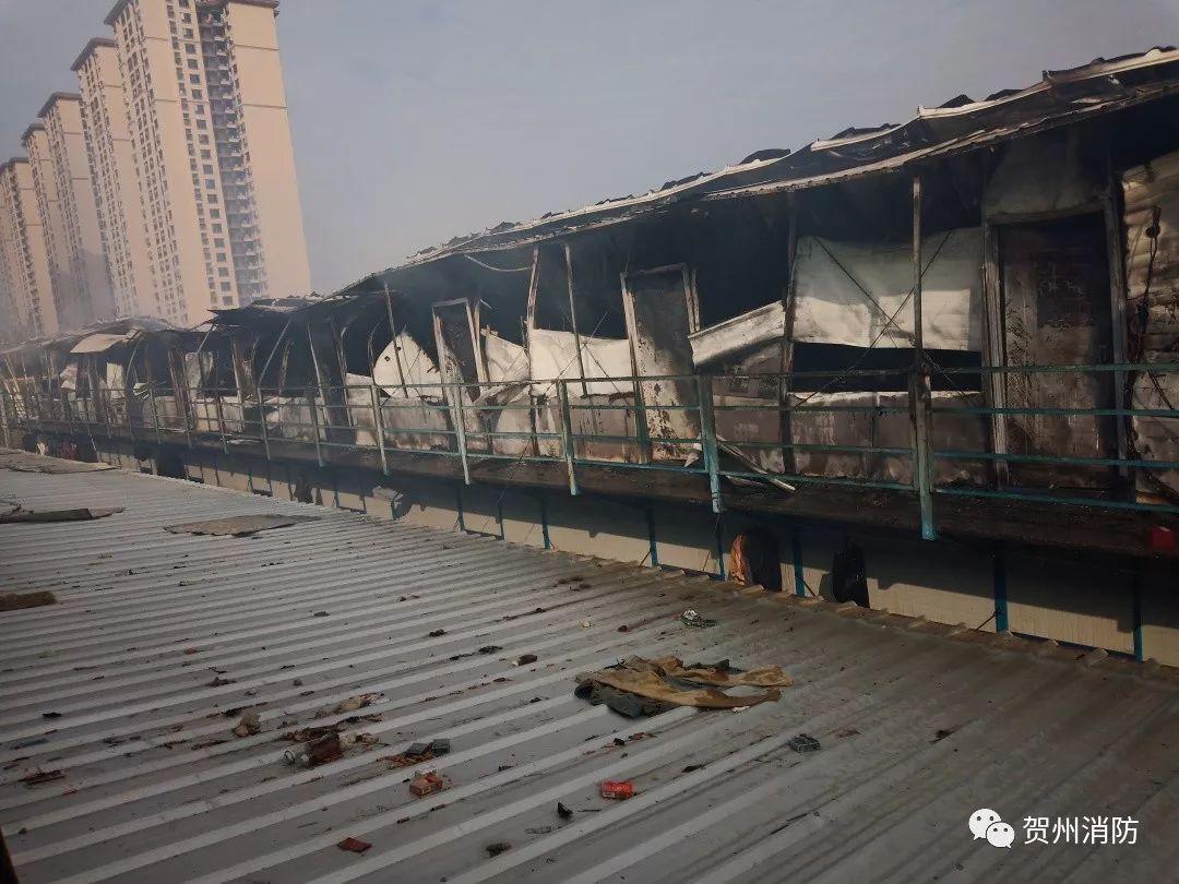 贺州市八步区幸福里小区旁一工人宿舍起火(图1)