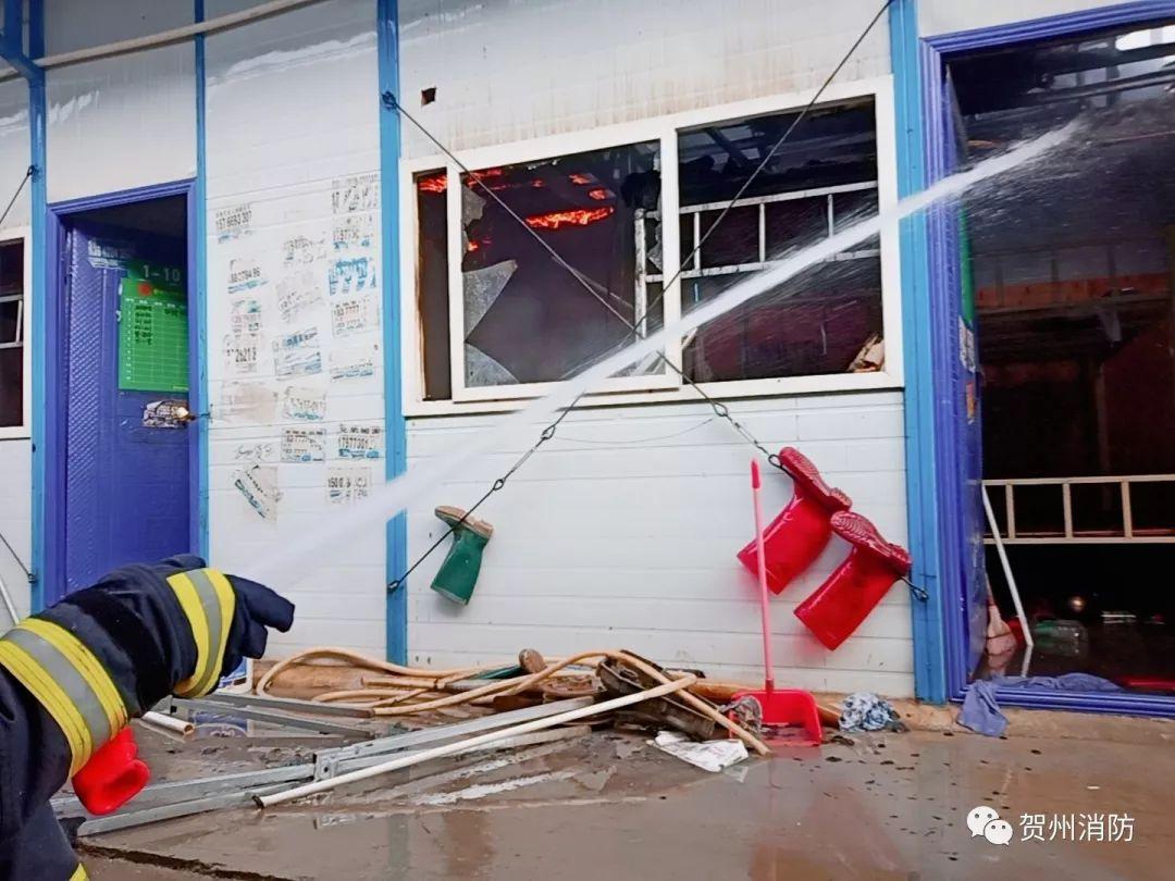 贺州市八步区幸福里小区旁一工人宿舍起火(图10)