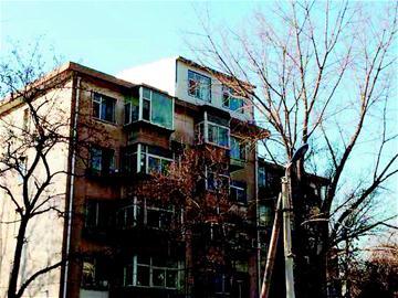 楼顶盖起彩钢板房居民安全担忧不已(图1)