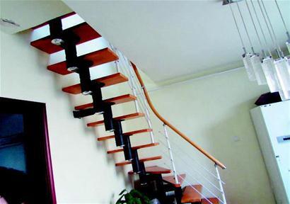 楼顶盖起彩钢板房居民安全担忧不已(图2)