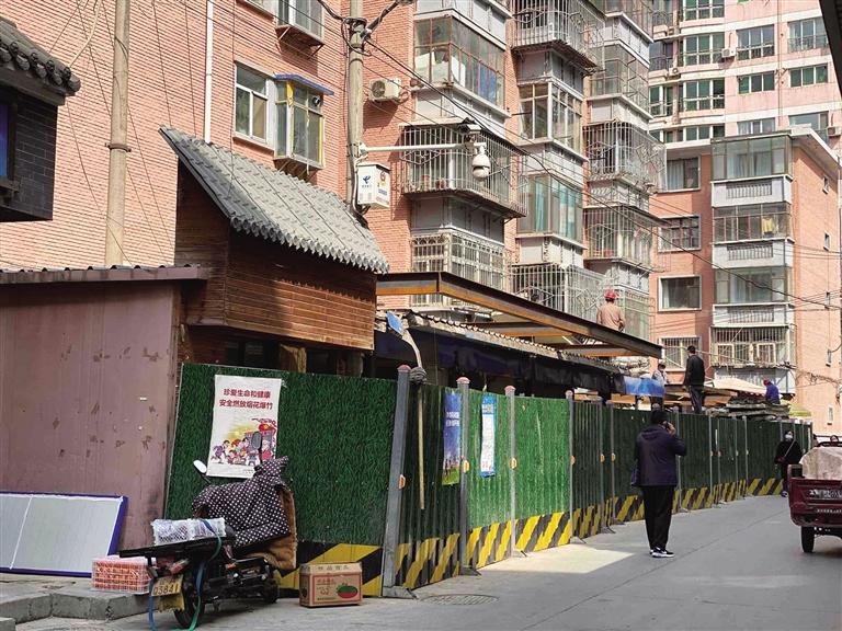 兰州：居民楼外的建筑离窗户很近(图1)