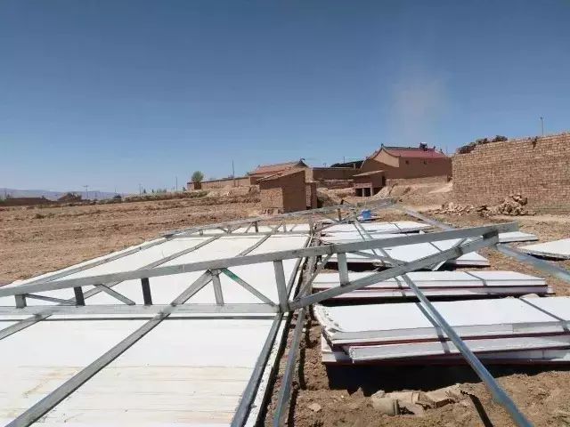 海原贾塘一村民二十米彩钢棚被突如其来的龙卷风(图2)