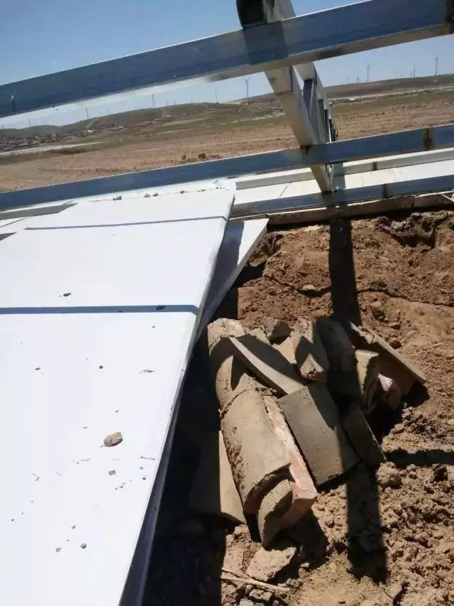 海原贾塘一村民二十米彩钢棚被突如其来的龙卷风(图3)