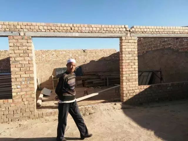 海原贾塘一村民二十米彩钢棚被突如其来的龙卷风(图4)