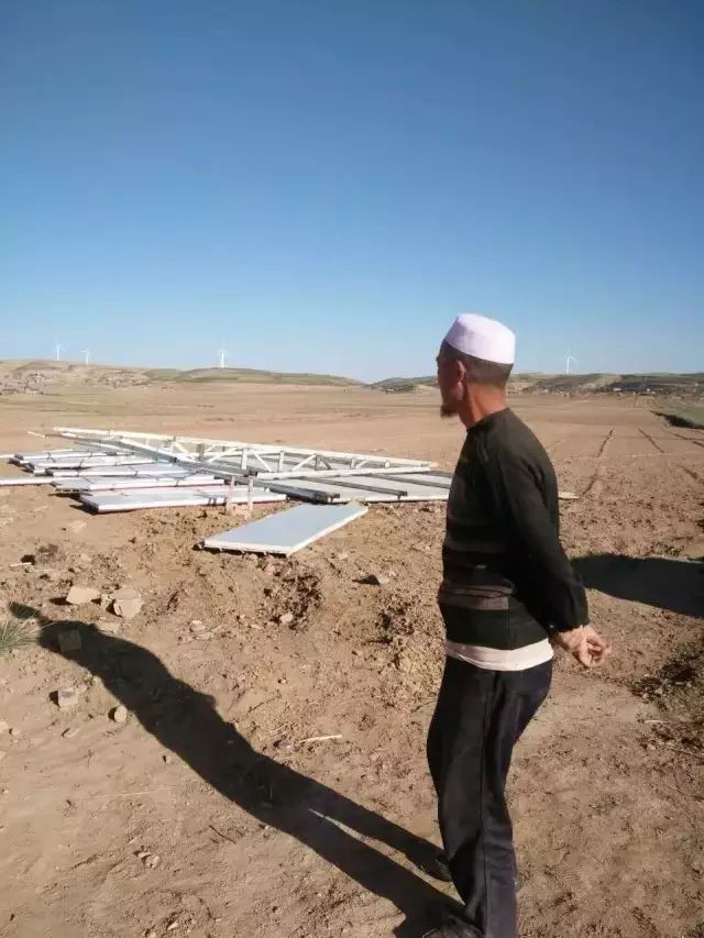 海原贾塘一村民二十米彩钢棚被突如其来的龙卷风(图5)