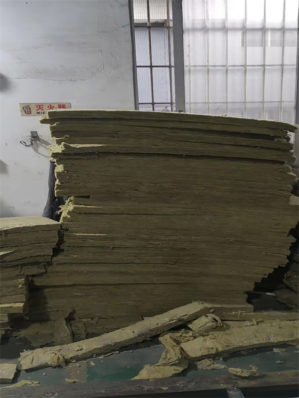 1000型双轴撕碎机在废岩棉板处理中的应用(图2)