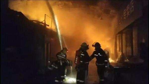 太原古交一菜市场彩钢房失火消防员救火现场冬夜(图1)