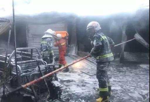 太原古交一菜市场彩钢房失火消防员救火现场冬夜(图6)