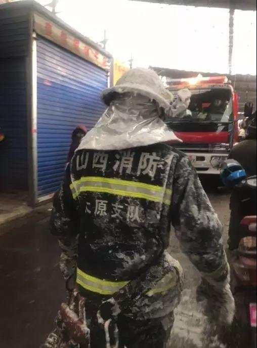 太原古交一菜市场彩钢房失火消防员救火现场冬夜(图8)