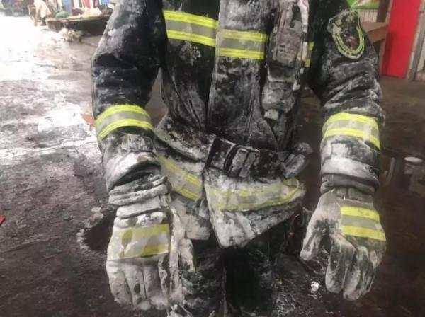 太原古交一菜市场彩钢房失火消防员救火现场冬夜(图9)