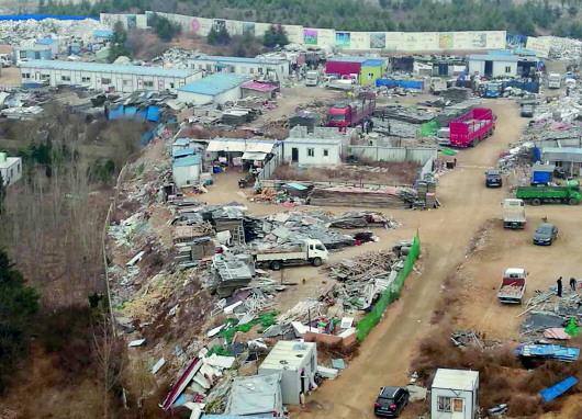 4000余平方米违建苯板房和废品收购点被拆除(图2)