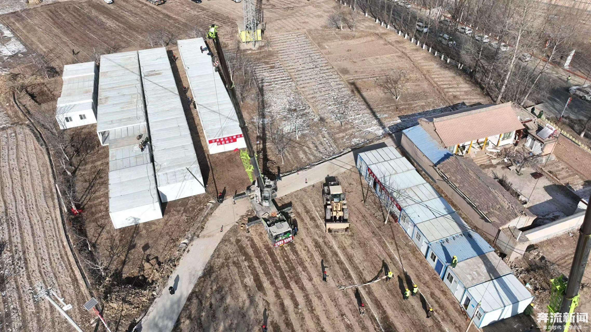 甘肃建投七建公司完成60间彩钢房建设安装(图1)