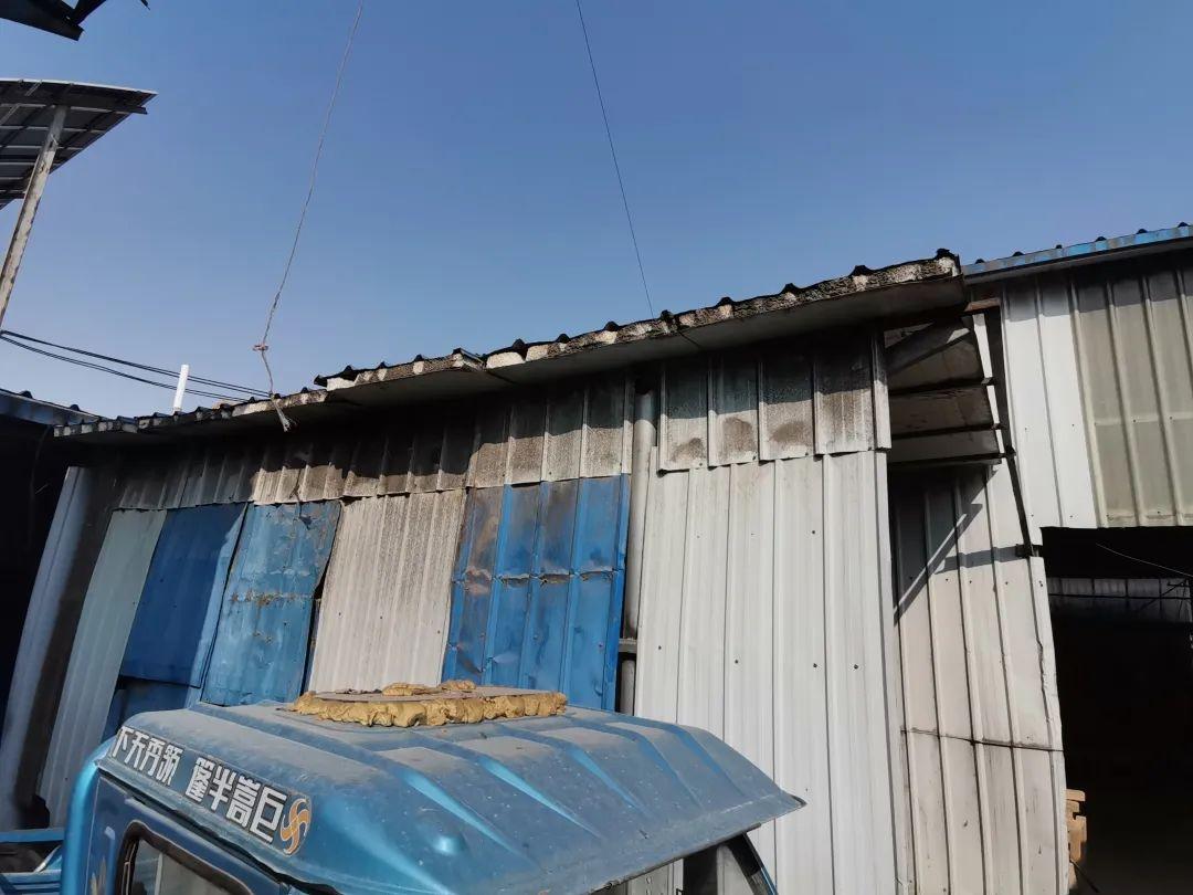 宋楼镇一家具厂违规使用聚苯乙烯泡沫夹芯彩钢板(图1)