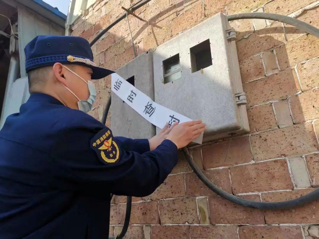 宋楼镇一家具厂违规使用聚苯乙烯泡沫夹芯彩钢板(图4)