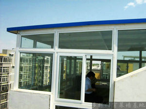 高高兴兴去收房仅隔0.8米竖起彩钢房(图3)