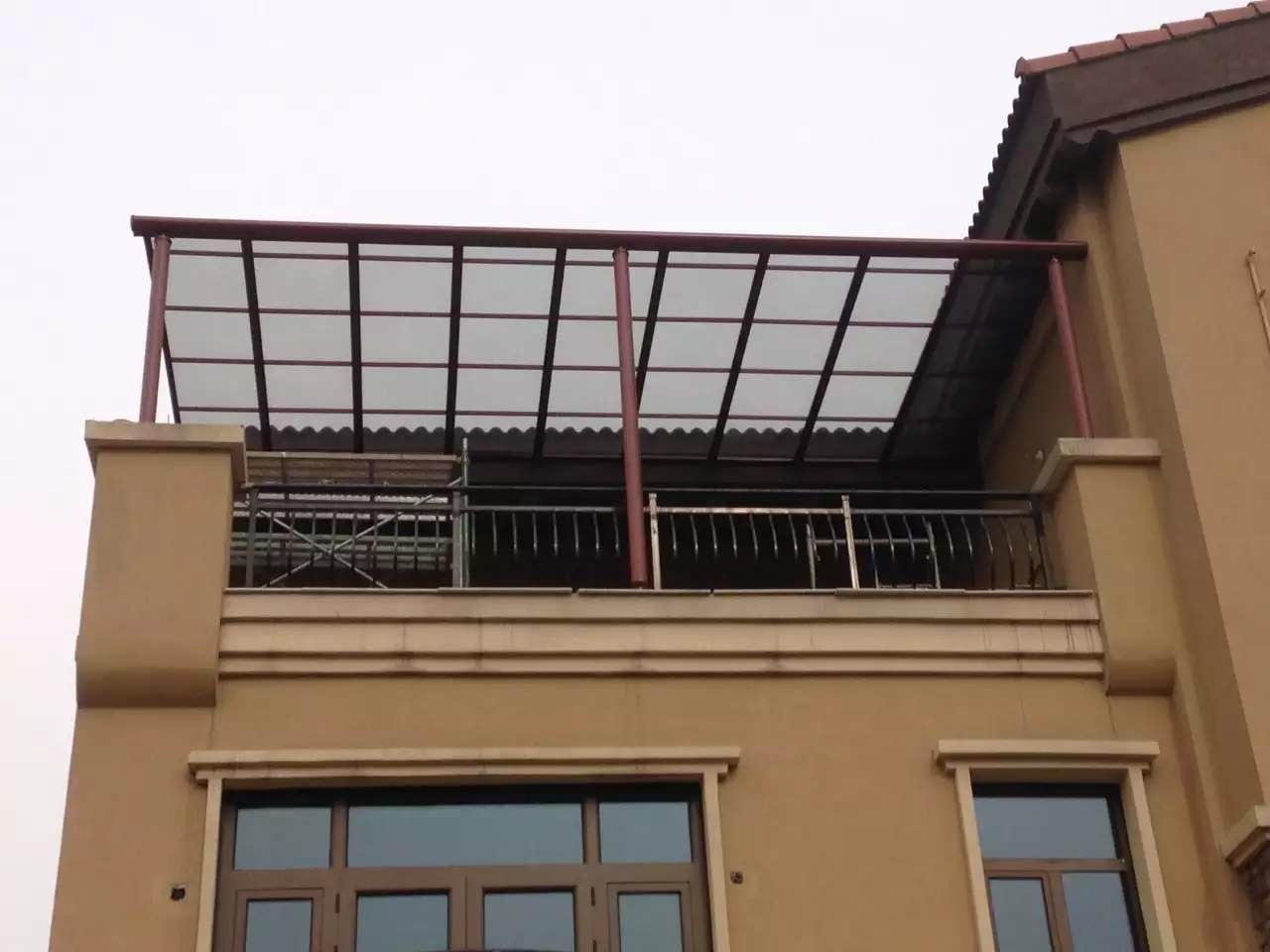 高高兴兴去收房仅隔0.8米竖起彩钢房(图4)