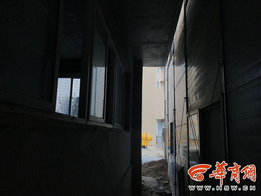 高高兴兴去收房仅隔0.8米竖起彩钢房(图5)