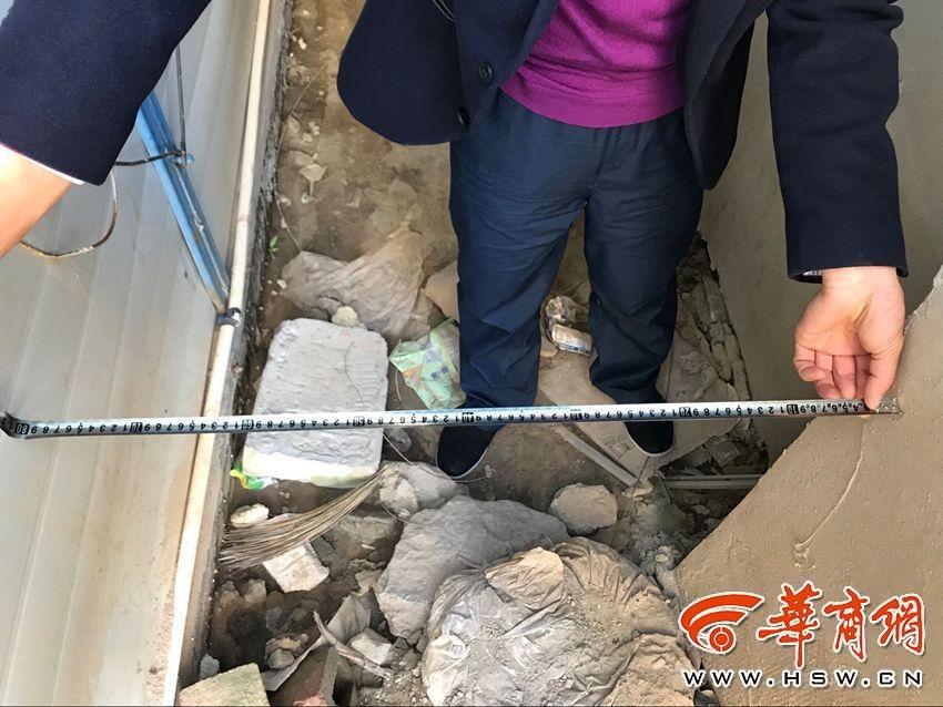 高高兴兴去收房仅隔0.8米竖起彩钢房(图6)