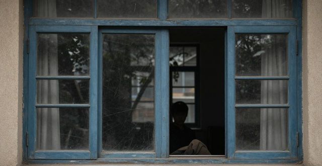 80后记忆里的蓝色玻璃窗 为何让人不安(图1)