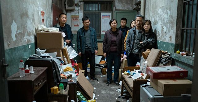 新房楼道被邻居堆满杂物，清理没用怎么办？(图1)